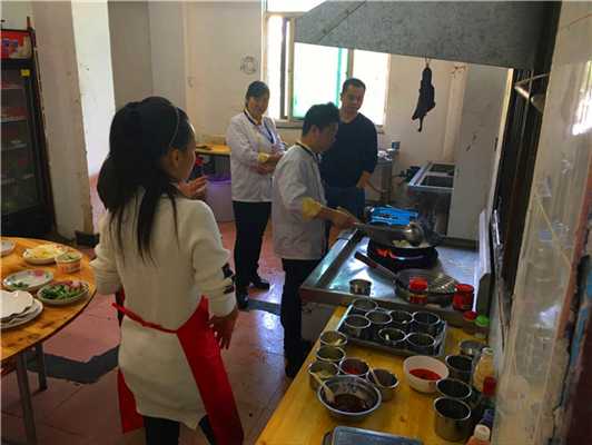 魅力小吃培訓學員好吃小炒指導學員操作現場案例