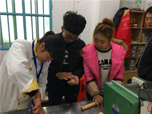 魅力小吃培訓(xùn)學(xué)員小吃培訓(xùn)師傅指導(dǎo)小籠包制作案例