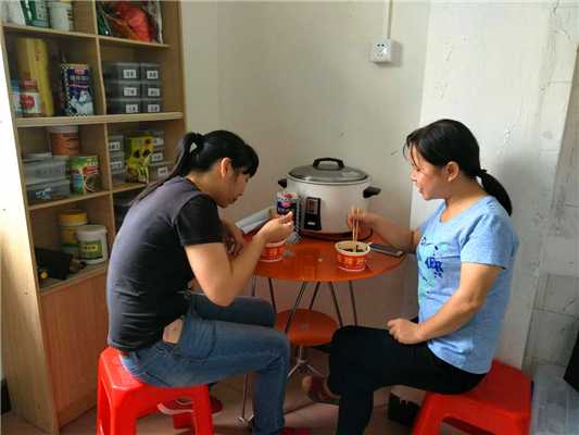 魅力小吃培訓學員酸辣粉現(xiàn)場制作品嘗現(xiàn)場案例