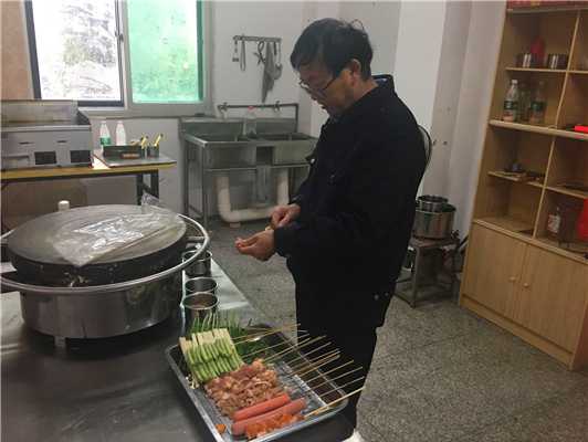 魅力小吃培訓(xùn)學(xué)員大叔鐵板燒學(xué)習(xí)現(xiàn)場案例