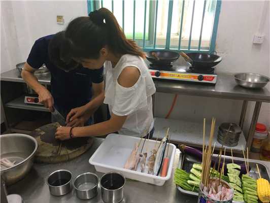 魅力小吃培訓(xùn)學(xué)員肉類(lèi)燒烤備料實(shí)踐操作現(xiàn)場(chǎng)案例